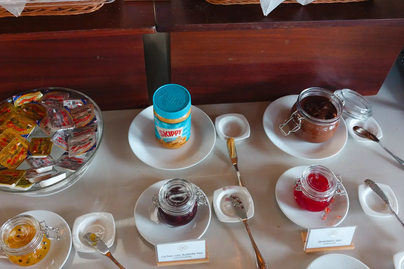 Frühstücksbuffet mit Brot, Gebäck und Marmeladen